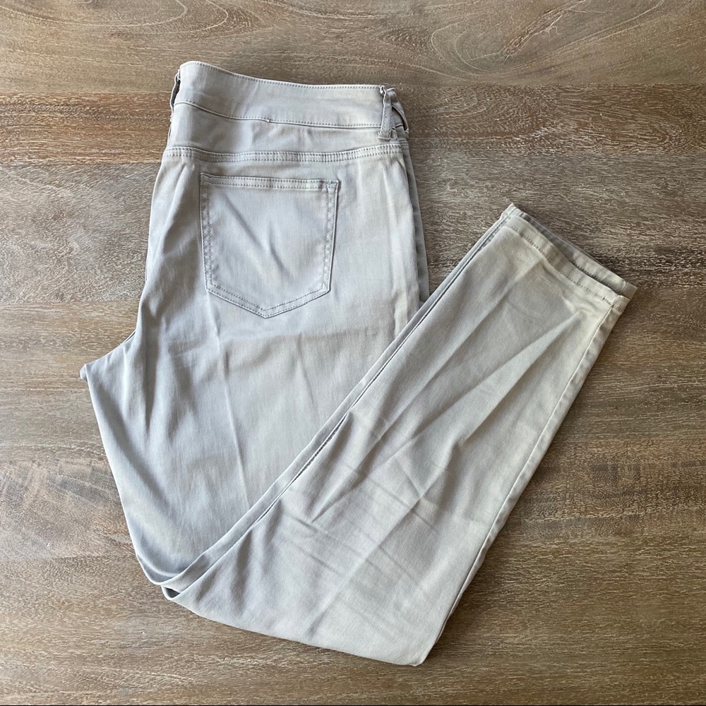 Maurices Light Grey Jeggings size XL regular